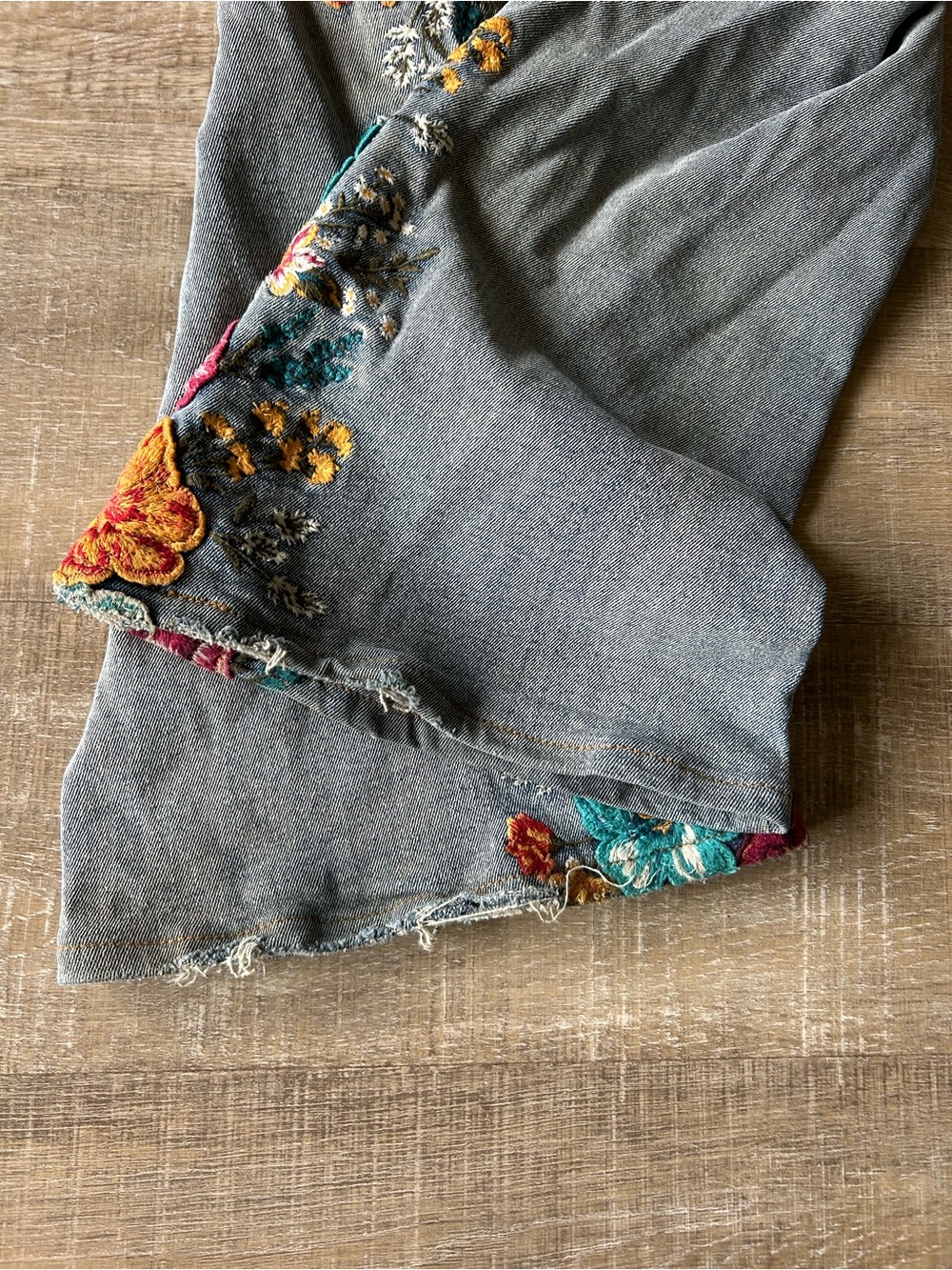 ▶️ Driftwood x Free People Embroidered Floral Crop Flare Jeans Womens 34 Boho - Picture 9 of 16